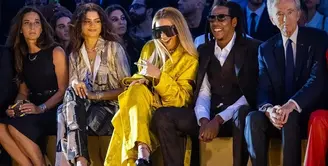 Zendaya dan Beyonce di fashion show Louis Vuitton. Foto: Instagram.