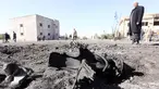 Petugas memeriksa lokasi bom truk yang meledak di sebuah sekolah polisi di kota Zliten, wilayah barat Libya, Kamis (7/1). Belum ada yang mengaku bertanggung jawab terkait serangan bom yang menewaskan sedikitnya 50 orang tersebut. (AFP PHOTO/MAHMUD Turkia)