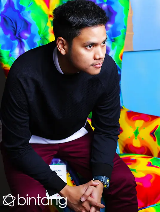 Tampil ‘casual’ dengan sweater biru, Asta menceritakan kedekatan antara RAN dan penggemar melalui media sosial. Diakuinya memang penggemar memiliki posisi khusus di mata RAN. (Fathan Rangkuti/Bintang.com)