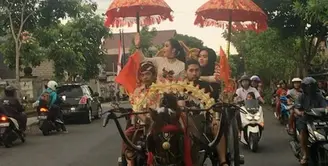 Penyanyi cantik Syahrini di arak keliling kota Jembrana Bali. Dengan menggunakan delman, Syahrini menyapa warga Nagara, Bali. Sambutan masyarakat begitu antusias dipinggir jalan yang dilaluinya. (Instagram/princessyahrini)
