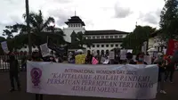 Sejumlah spanduk tuntutan dibentangkan saat peringatan Hari Perempuan Internasional di Kota Bandung, Senin (8/3/2021)