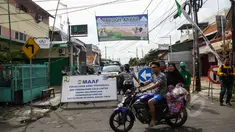 Petugas menjaga jalan yang terkena pengalihan arus di kawasan Otista, Jakarta, Kamis (23/4/2015). Jalan Otto Iskandardinata 3 akan ditutup selama 70 hari karena proyek pembangunan sodetan Kali Ciliwung kembali dilanjutkan. (Liputan6.com/Faizal Fanani)