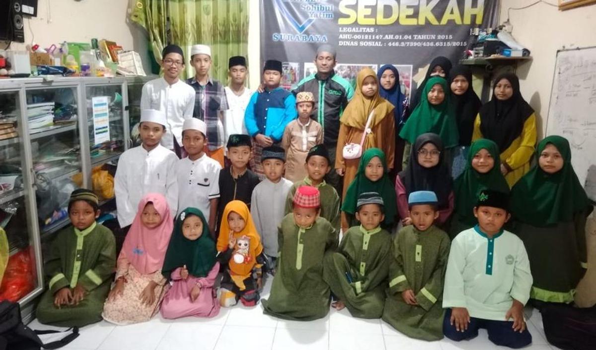 Namun demi menghidupi puluhan anak, Fadli lantas rela banting tulang di jalanan, menjadi pengemudi ojek online.
