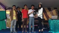 Puteri Indonesia Pariwisata 2014 Estelita Liana melakukan kunjungan ke SMA Negeri 14 Jakarta.