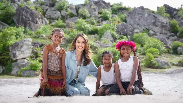 7 Potret Cinta Laura Kunjungi Sekolah Papua, Selalu Jadi Inspirasi
