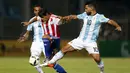 Pemain Paraguay Oscar Romero berebut bola, diapit dua pemain Argentina Sergio Aguero dan Gabriel Mercado dalam kualifikasi Piala Dunia 2018 di stadion Mario Kempes, Cordoba, Argentina (11/10). (REUTERS/Marcos Brindicci)
