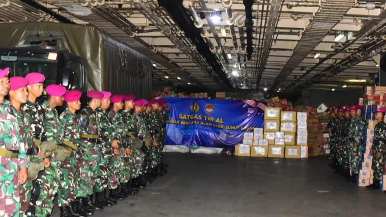 Bantuan kemanusiaan TNI AL ke lokasi bencana