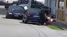 Saat sedang berjalan di jalanan sepi, seorang wanita diincar kawanan jambret yang mengincar barang bawaannya. 