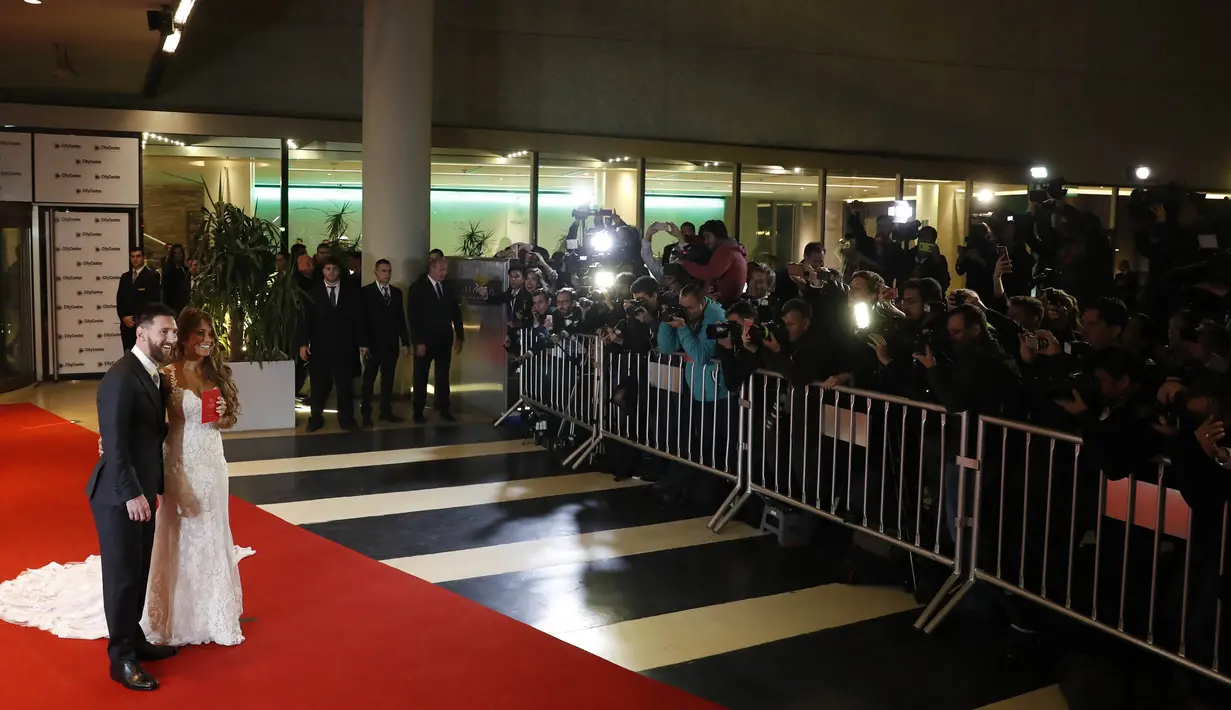 Para jurnalis mengabadikan momen bintang Barcelona, Lionel Messi, bersama sang istri, Antonella Roccozzo, usai resepsi pernikahan di Kompleks City Center, Santa Fe, Jumat (30/6/2017). (EPA/David Fernandez)