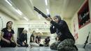 Svetlana Putilina berlatih menggunakan pistol di Kharkiv, Ukraina (30/1/2022). Putilina, yang suaminya adalah seorang Muslim di militer Ukraina. (AP Photo/Evgeniy Maloletka)