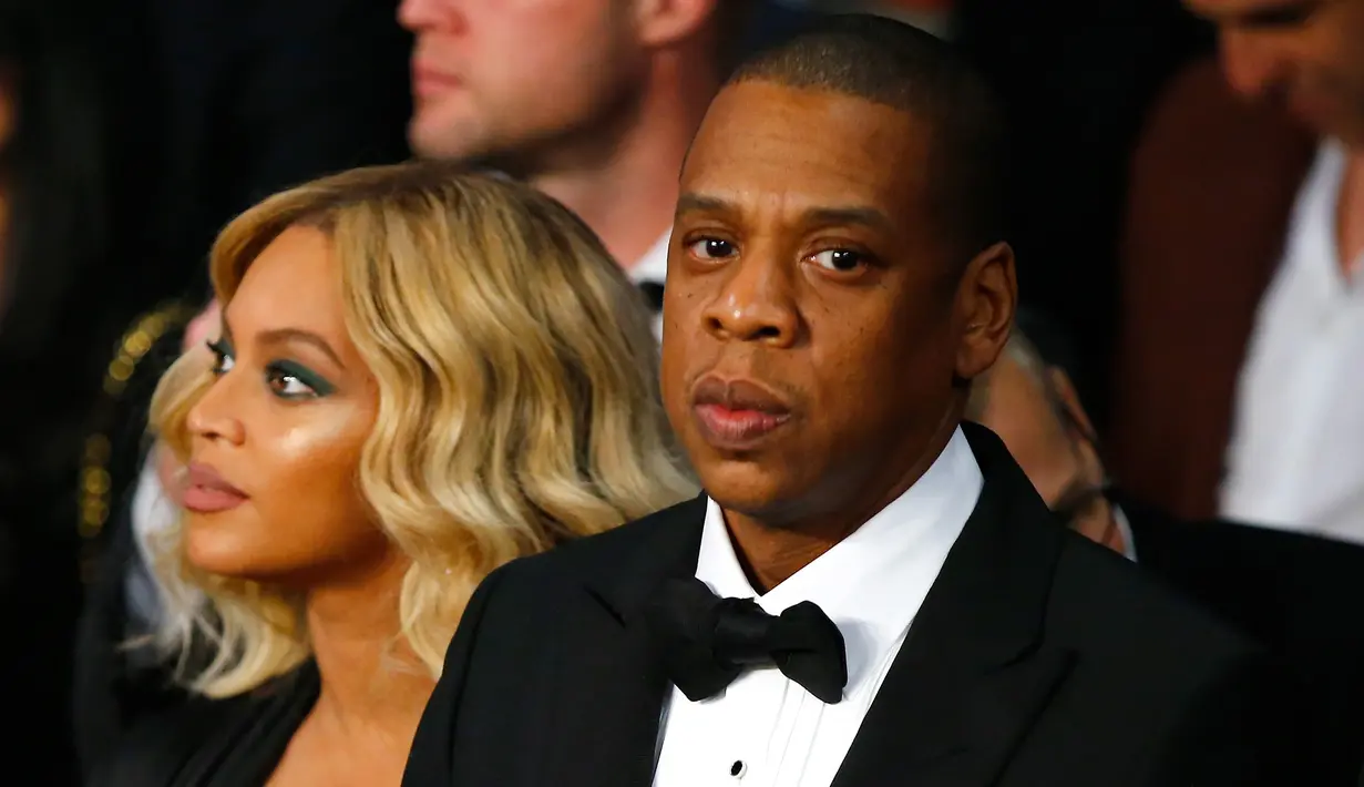 Penyanyi Beyonce dan suaminya Jay - Z menonton pertandingan tinju antara Miguel Cotto melawan Canelo Alvarez di Mandalay Bay Events Center, Amerika Serikat, (21/11). Canelo Alvarez keluar sebagai pemenang pada pertandingan ini. (Al Bello/AFP)