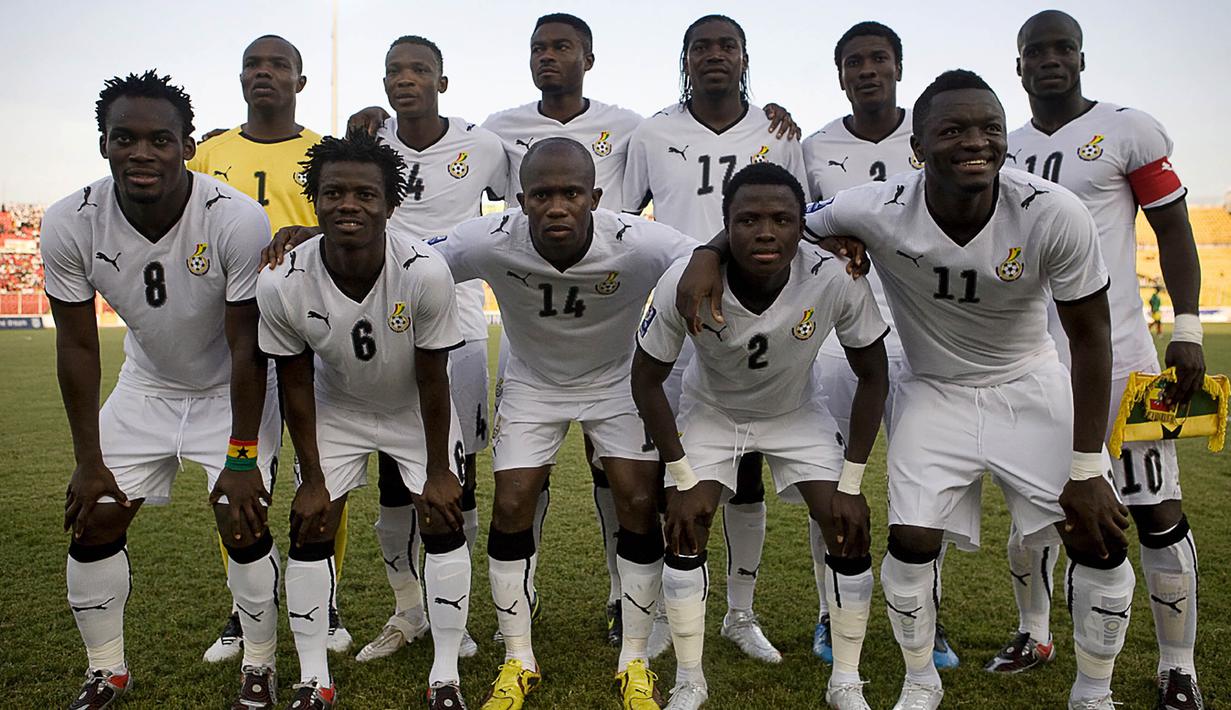 Gelandang Ghana, Michael Essien (kiri), foto bersama rekan senegaranya saat kualifikasi Piala Dunia 2010. Bersama Timnas Ghana, legenda Chelsea ini memiliki caps 58 pertandingan dengan mencetak sembilan gol. ( EPA/Jane Hahn).