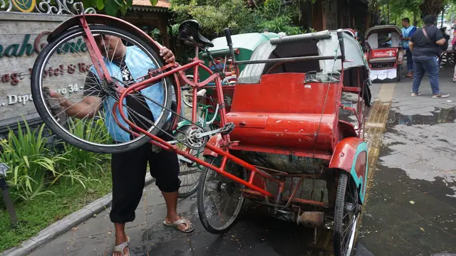 Ritual Penyucian Becak Jelang Pernikahan Kahiyang Ayu-Bobby
