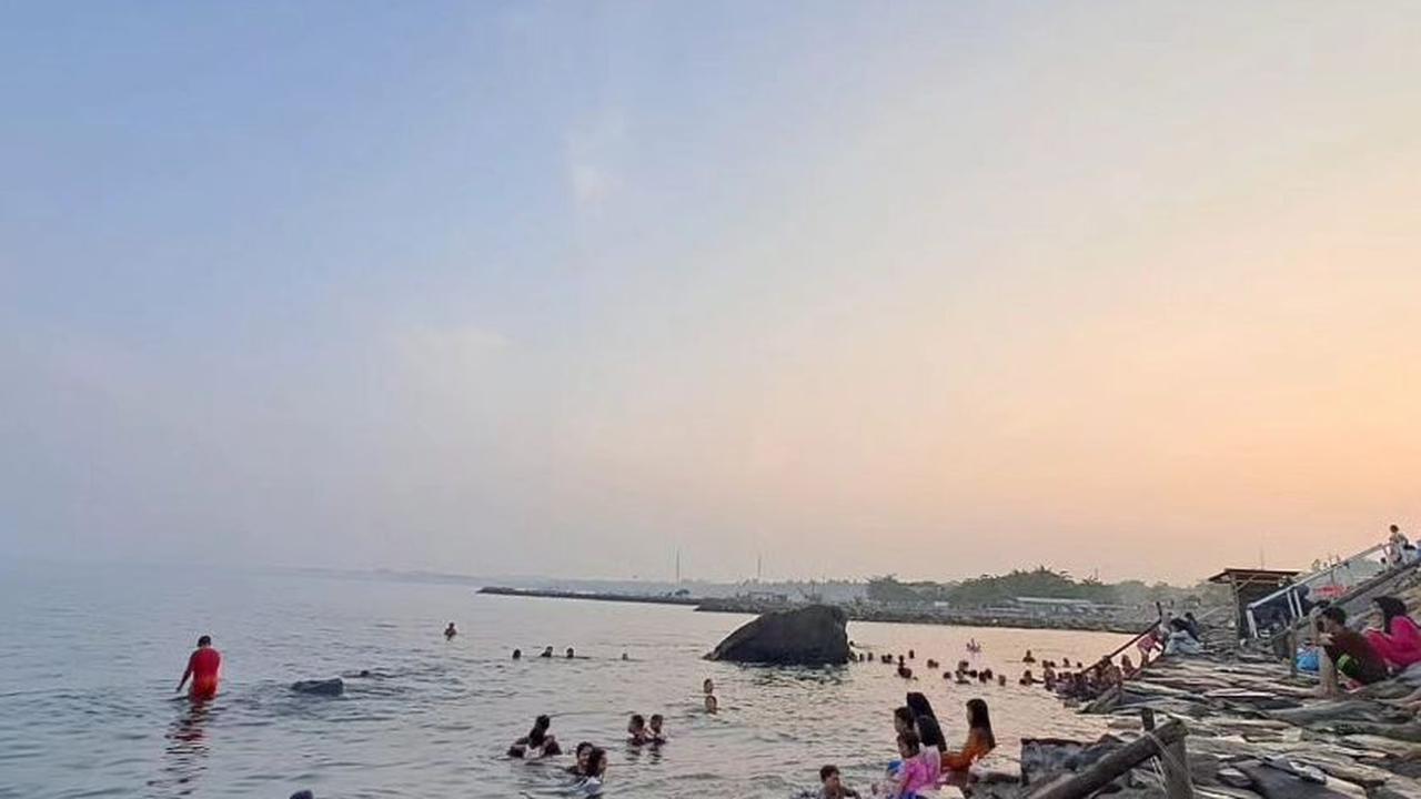 Terapi air panas di Pantai Boom Lampung Selatan