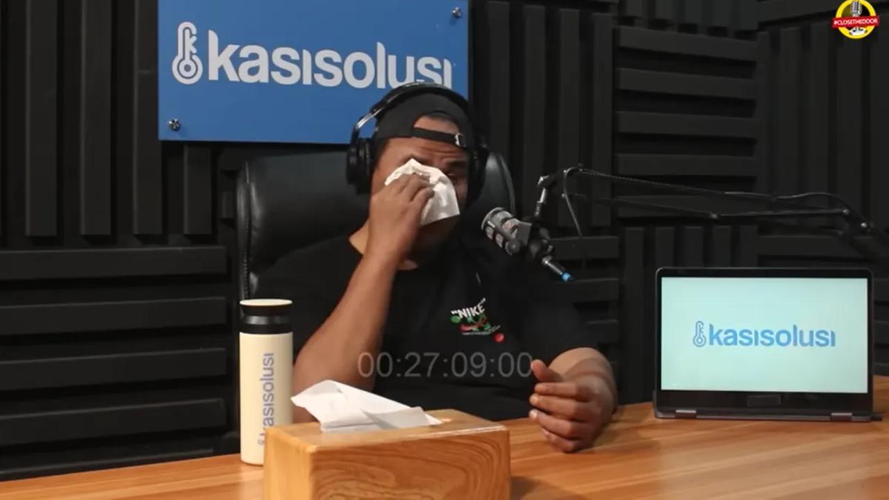 Fahmi Bo sempat meneteskan air mata saat menceritakan tentang keluarganya.<br>