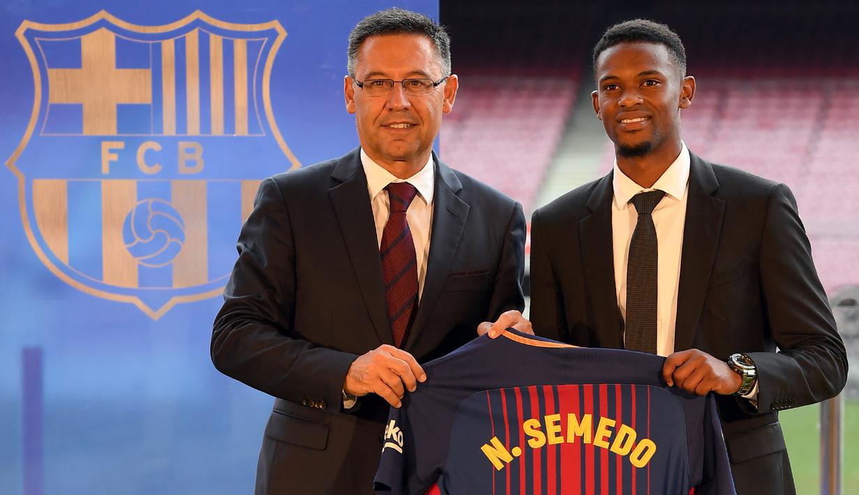Nelson Semedo bergabung dengan Barcelona pada 2017 dari Benfica. Namun, pemain asal Portugal itu hanya bertahan tiga musim di Camp Nou. Pemain berusia 27 tahun itu kalah bersaing dengan Sergi Roberto di pos bek kanan. (Foto: AFP/Lluis Gene)