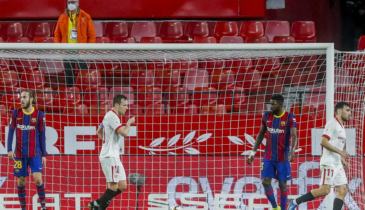 Gelandang Sevilla, Ivan Rakitic (kedua kiri) berselebrasi usai mencetak gol ke gawang Barcelona pada pertandingan leg pertama semifinal Copa del Rey di stadion Ramon Sanchez Pizjuan di Seville, Spanyol, Kamis (10/2/2021).  Sevilla menang atas Barcelona 2-0. (AP Photo/Angel Fernandez)