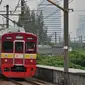 KRL saat melintas di Stasiun Juanda, Jakarta, Rabu (20/11/2019). Penambahan jumlah perjalanan KRL pada triwulan pertama pemberlakuan Gapeka 2019 ini sebanyak 86 rangkaian dan 906 perjalanan KRL dengan total sarana yang dioperasikan yaitu 1.100 unit kereta. (merdeka.com/Iqbal S. Nugroho)