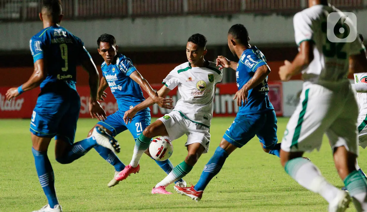Pemain Persebaya Surabaya, Marcelino Ferdinan (tengah), berusaha melewati pemain Persib Bandung pada laga perempat final Piala Menpora 2021 di Stadion Maguwoharjo, Sleman, Minggu (11/4/2021). (Bola.com/M Iqbal Ichsan)