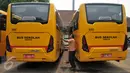 Pekerja membersihkan bus sekolah di Terminal Pasar Minggu, Jakarta, Senin (26/10). Gubernur DKI Basuki Tjahaja Purnama berencana menghapus keberadaan bus sekolah. Sebagai gantinya, pelajar akan digratiskan naik Transjakarta. (Liputan6.com/Gempur M Surya)