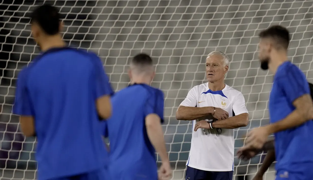 <p>Pelatih Prancis, Didier Deschamps menyaksikan pemainnya berlatih di Doha, Qatar, Jumat, 25 November 2022. Prancis akan bertanding melawan Denmark di Stadium 974 pada matchday 2 Grup D Piala Dunia 2022. Pertandingan ini dijadwalkan kick-off Sabtu, 26 November 2022, jam 23:00 WIB. (AP Photo/Christophe Ena)</p>