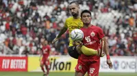 Gelandang Persija Jakarta, Sandi Sute, berebut bola dengan Ceres-Negros, Manuel Herrera, pada laga Piala AFC di SUGBK, Jakarta, Selasa (23/4). Persija takluk 2-3 dari Ceres-Negros. (Bola.com/Vitalis Yogi Trisna)