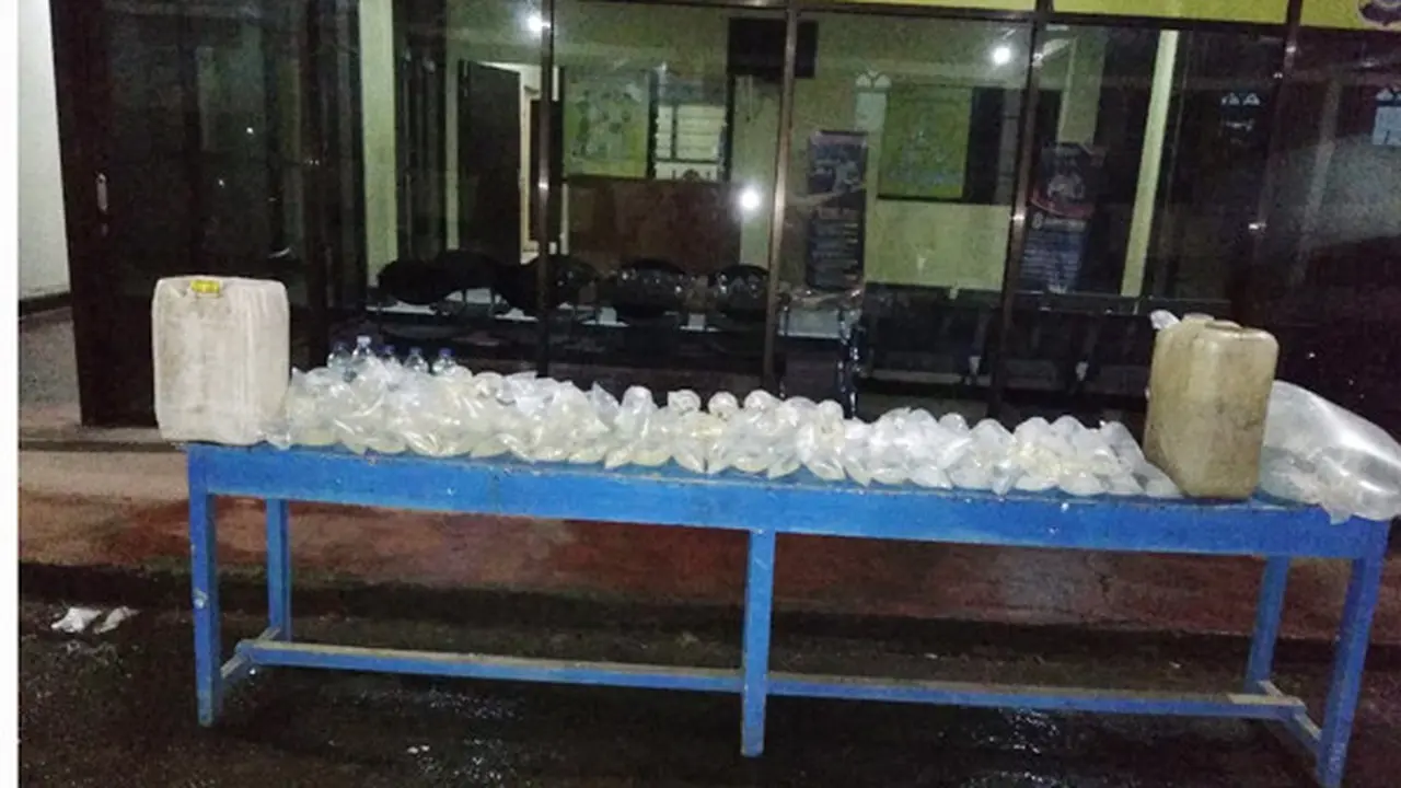 Polres Kotamobagu mengamankan sebanyak kurang lebih 175 liter minuman beralkohol jenis Cap Tikus.