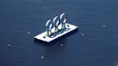 Foto udara ini menunjukkan cincin Olimpiade di tepi pantai Odaiba di Tokyo, saat kota tersebut bersiap menjadi tuan rumah Olimpiade 2020, pada 19 Juli 2021. Olimpiade Tokyo 2020 digelar mulai 23 Juli 2021, mundur setahun dari agenda semula akibat pandemi virus corona Covid-19. (Yuki IWAMURA/AFP)