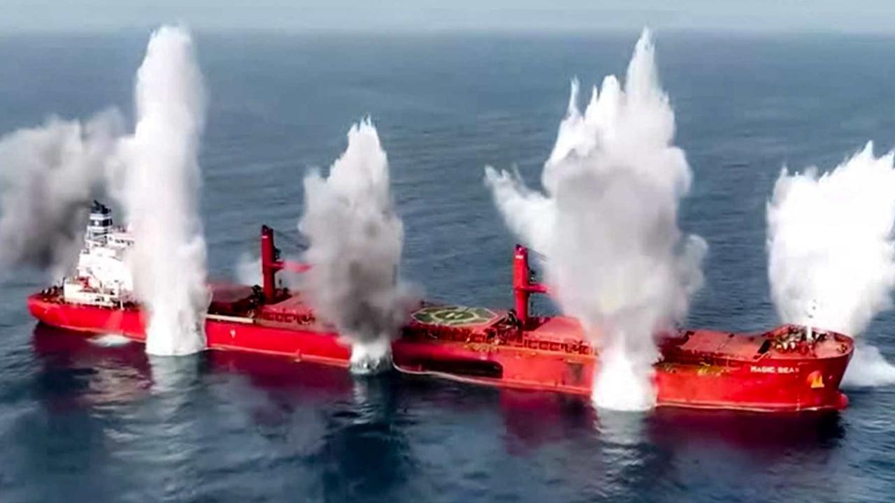 FOTO: Laut Merah Memanas! Aksi Ganas Pasukan Houthi Serbu dan Tenggelamkan Dua Kapal Kargo