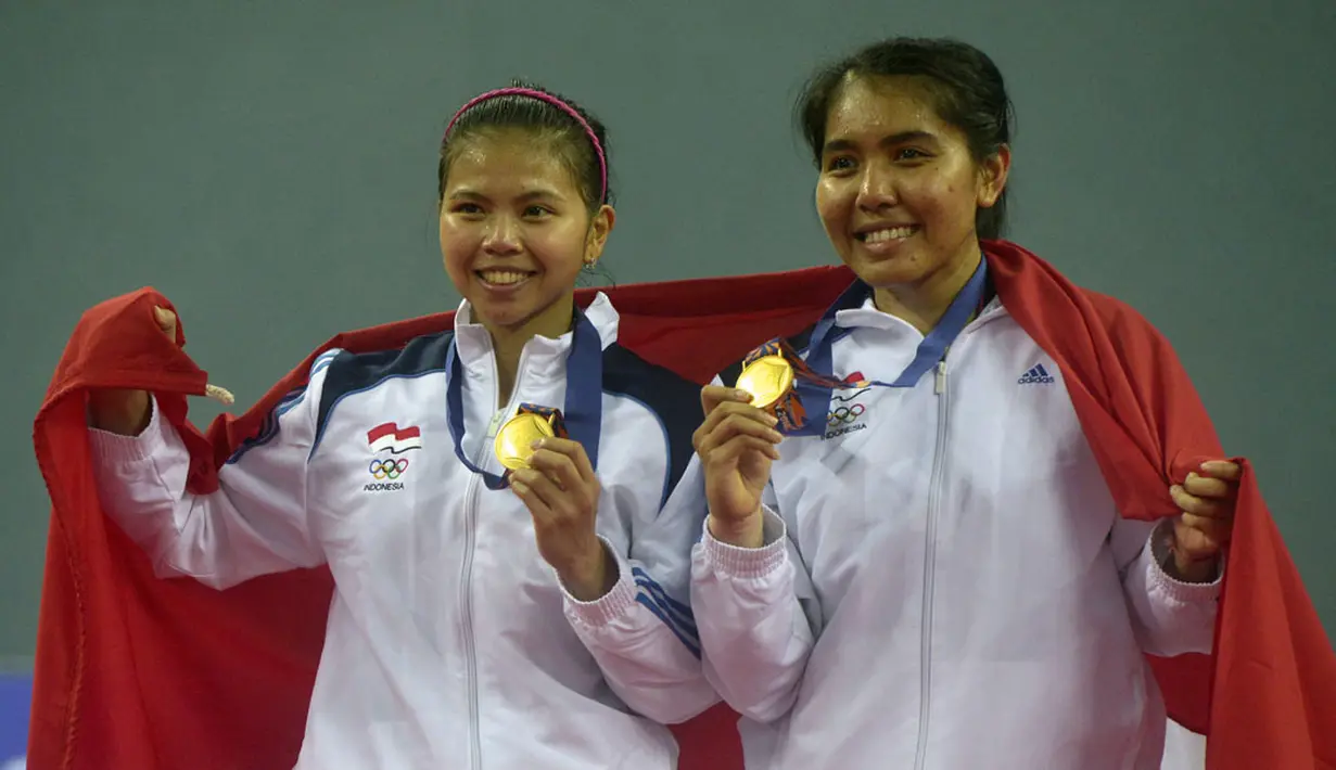 Ganda putri Indonesia Nitya Krishinda dan Gresya Polii memegang medali mereka usai penghargaan medali final perorangan Ganda Putri Asian Games ke-17 di Gyeyang Gymnasium, Incheon, Korsel, Sabtu (27/9). (ANTARA FOTO/SAPTONO)