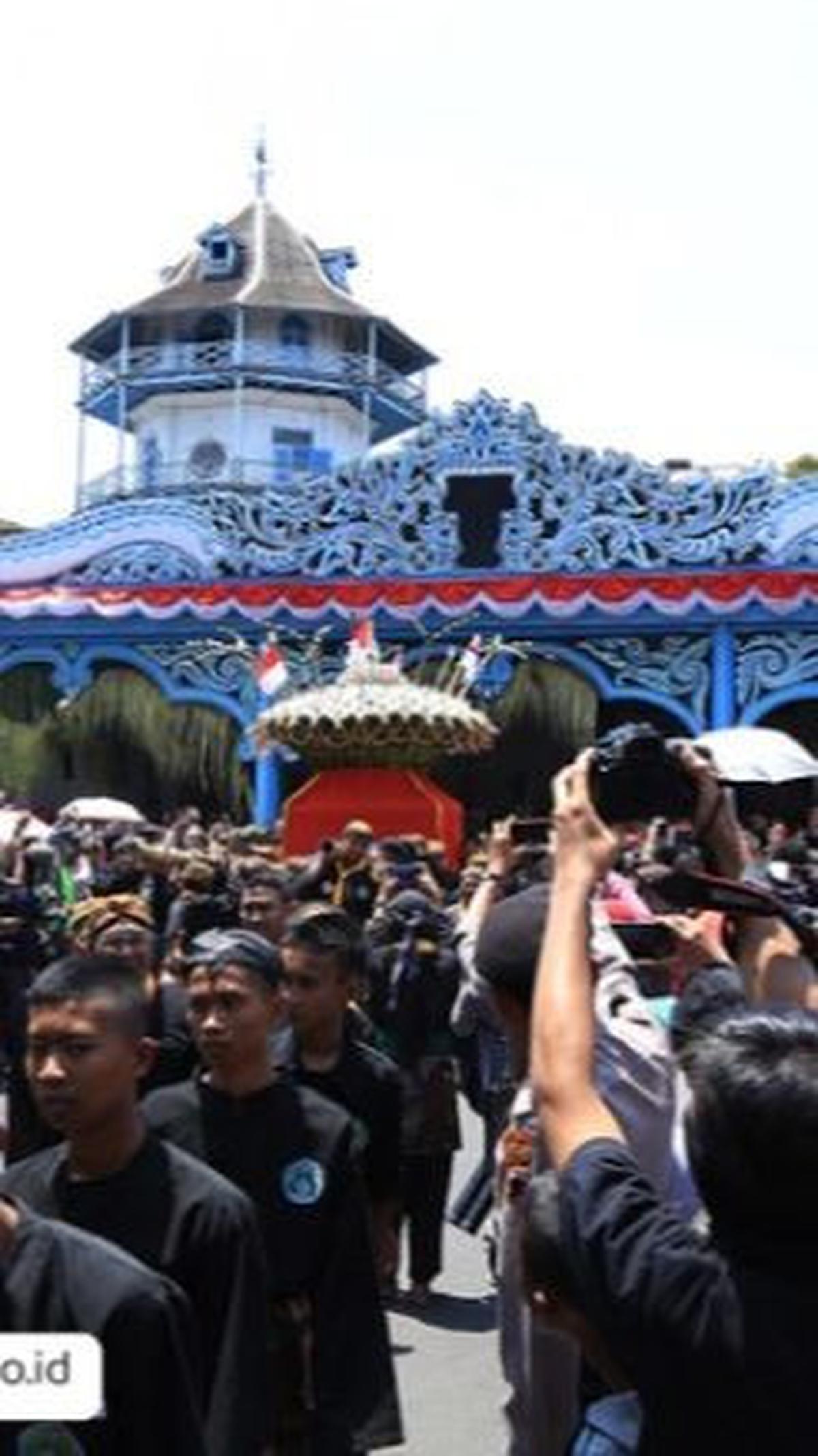 5.	Keraton Surakarta Hadiningrat