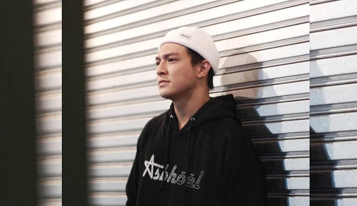 Selain web series, kabarnya ia akan bermain dalam sinetron baru yang akan tayang di SCTV. Sinetron yang berjudul Tujuh Belas Plus akan diisi oleh para aktris dan aktor muda seperti Ochi Rosdiana dan Jeremie Moeremans. (Liputan6.com/IG/jonathanandriano)