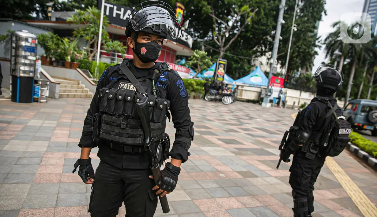 Petugas Brimob Polda Metro Jaya dengan senjata lengkap melakukan patrolI di kawasan Bundaran HI, Jakarta, Kamis (1/4/2021). Pasca penyerangan yang terjadi di Mabes Polri, aparat kepolisian memperketat penjagaan dan pengamanan di ruang publik ibu kota. (Liputan6.com/Faizal Fanani)