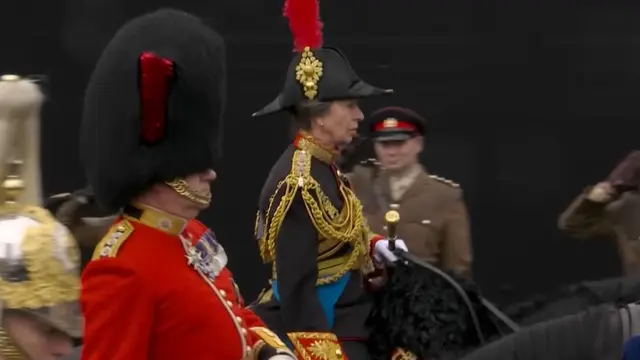Putri Anne berkuda dengan atribut lengkap saat meninggalkan Westminster Abbey dalam perannya sebagai penjaga keselamatan Raja Charles III dan Ratu Camilla usai penobatan keduanya pada Sabtu 6 Mei 2023. (Dok. Ist)