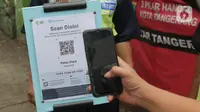 Pengunjung memindai "barcode" melalui aplikasi PeduliLindungi sebelum memasuki Pasar Anyar di Kota Tangerang, Selasa (26/10/2021). PD Pasar Kota Tangerang memberlakukan penerapan aplikasi PeduliLindungi di dua pasar tradisional, yakni Pasar Anyar dan Pasar Poris. (Liputan6.com/Angga Yuniar)