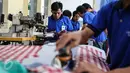 Warga binaan mengikuti kegiatan bimbingan kerja garmen di Lapas Kelas 1 Tangerang, Kota Tangerang (29/10). Kegiatan yang telah berjalan sekitar 3 bulan mampu memproduksi sekitar 200 baju perhari. (Liputan6.com/Fery Pradolo)