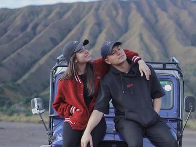 Terlihat beberapa potret yang diunggah oleh Steffi Zamora dan Fero Walandouw seakan kedua pasangan tersebut terlihat seperti anak muda yang sedang di mabuk asmara. Bahkan, mereka juga tak segan saling berpelukan saat naik jeep. (Liputan6.com/IG/@steffizamoraaa)