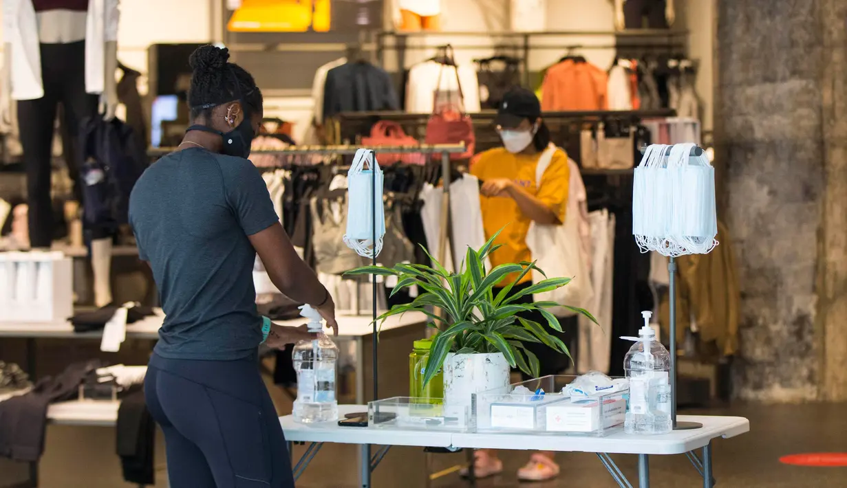 Masker gratis tersedia di pintu masuk sebuah toko di CF Toronto Eaton Center di Toronto, Kanada, pada 7 Juli 2020. Penggunaan pelindung wajah di dalam ruangan dan tempat yang dapat diakses publik menjadi suatu kewajiban di Kota Toronto pada Selasa (7/7). (Xinhua/Zou Zheng)