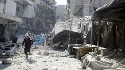 Warga mencari korban yang tertimbun di reruntuhan akibat serangan udara di distrik al-Fardous, Aleppo, Suriah, Rabu (12/10). Serangan udara terhadap kota yang dikuasai oleh pemberontak di Aleppo menewaskan sedikitnya 15 orang. (REUTERS/Abdalrhman Ismail)