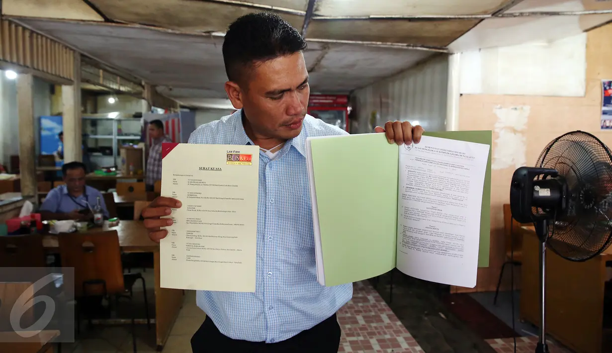 Kuasa Hukum Pemilik kios menunjukan Surat Kuasa dan Surat pengelolan UKM sentra kuliner tradisional Jalan Lapangan Tembak, Senayan, Jakarta Pusat, Selasa (28/2). (Liputan6.com/Yoppy Renato)