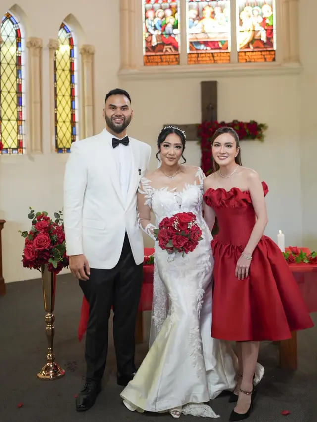 7 Potret Shandy Aulia Jadi Bridesmaid dengan Dress Merah Ini Tampil Curi Perhatian
