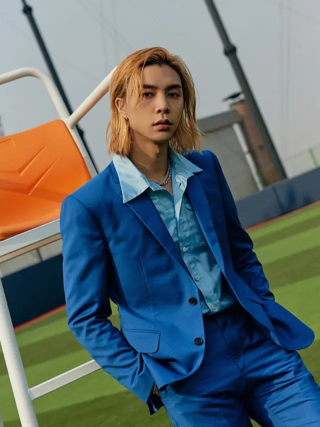 Penampilan Johnny NCT dengan rambut pirang panjang