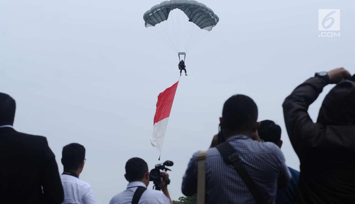 Prajurit Marinir melakukan penerjunan saat upacara HUT Korps Marinir ke-72 di Kesatrian Marinir Hartono, Cilandak, Jakarta, Rabu (15/11). HUT Marinir ke-72 bertema Marinir Prajurit Pejuang dan Profesional. (Liputan6.com/Helmi Fithriansyah)