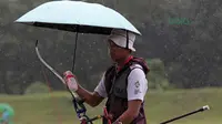 Pemanah Indonesia, Ega Riau Salsabilla yang turun pada nomor Recurve tunggal putra bersiap melawan pemanah Malaysia pada Test Event Asian Games 2018 di Lapangan Panahan, Jakarta (15/2/2018). IEga Riau kalah 1-7. (Bola.com/Nick Hanoatubun)