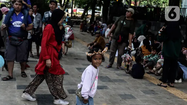 Libur Tahun BAru, Warga Padati Pelataran Monas