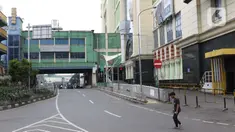 Suasana jalan di kawasan Pasar Tanah Abang, Jakarta, Jumat (27/3/2020). Sebagai upaya pencegahan penularan virus Corona COVID-19, Perumda Pasar Jaya menutup sementara aktivitas perdagangan di Pasar Tanah Abang Blok A, B dan F terhitung 27 Maret hingga 5 April 2020. (Liputan6.com/Helmi Fithriansyah)