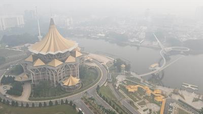 Asap Kebakaran Hutan Indonesia Menyelimuti Kota Kuching