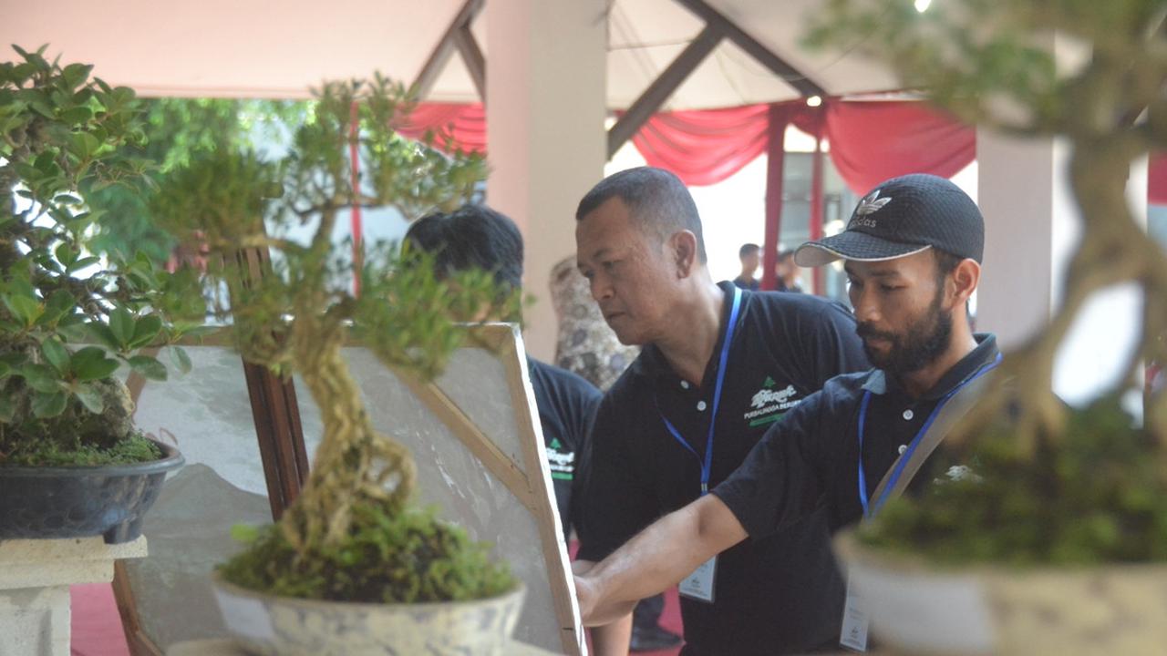 Agenda melukis bersama dalam pameran seni rupa, Blarak yang memamerkan lukisan 40 seniman Purbalingga. (Foto: Liputan6.com/Galoeh Widura)