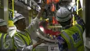 Presiden Jokowi saat berada di dalam terowongan Mass Rapid Transit (MRT) di Patung Pemuda, Senayan, Jakarta, Kamis (8/10). Jokowi didampingi Gubernur DKI Basuki Tjahaja Purnama meninjau pengerjaan proyek pembangunan MRT. (Liputan6.com/Faizal Fanani)