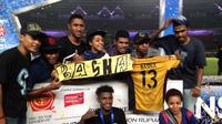 Bek tengah Mitra Kukar, Rudolof Yanto Basna bersama sanak saudara usai membawa Mitra Kukar menjadi juara Piala Jenderal Sudirman. (Bola.com/Tengku Sufiyanto)